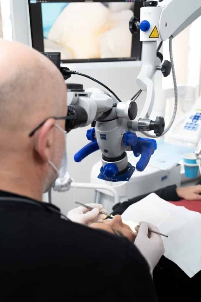 Microscope au Cabinet des 4 Chemins à Mérignac. cabinet de dentiste à Mérignac, proche de Bordeaux