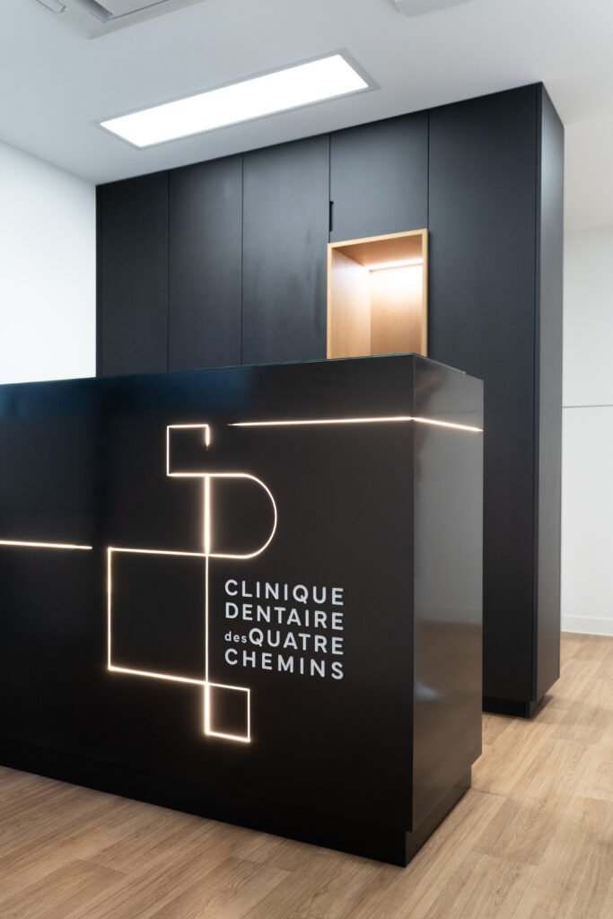 Entrée de la clinique dentaire des 4 Chemins à Mérignac